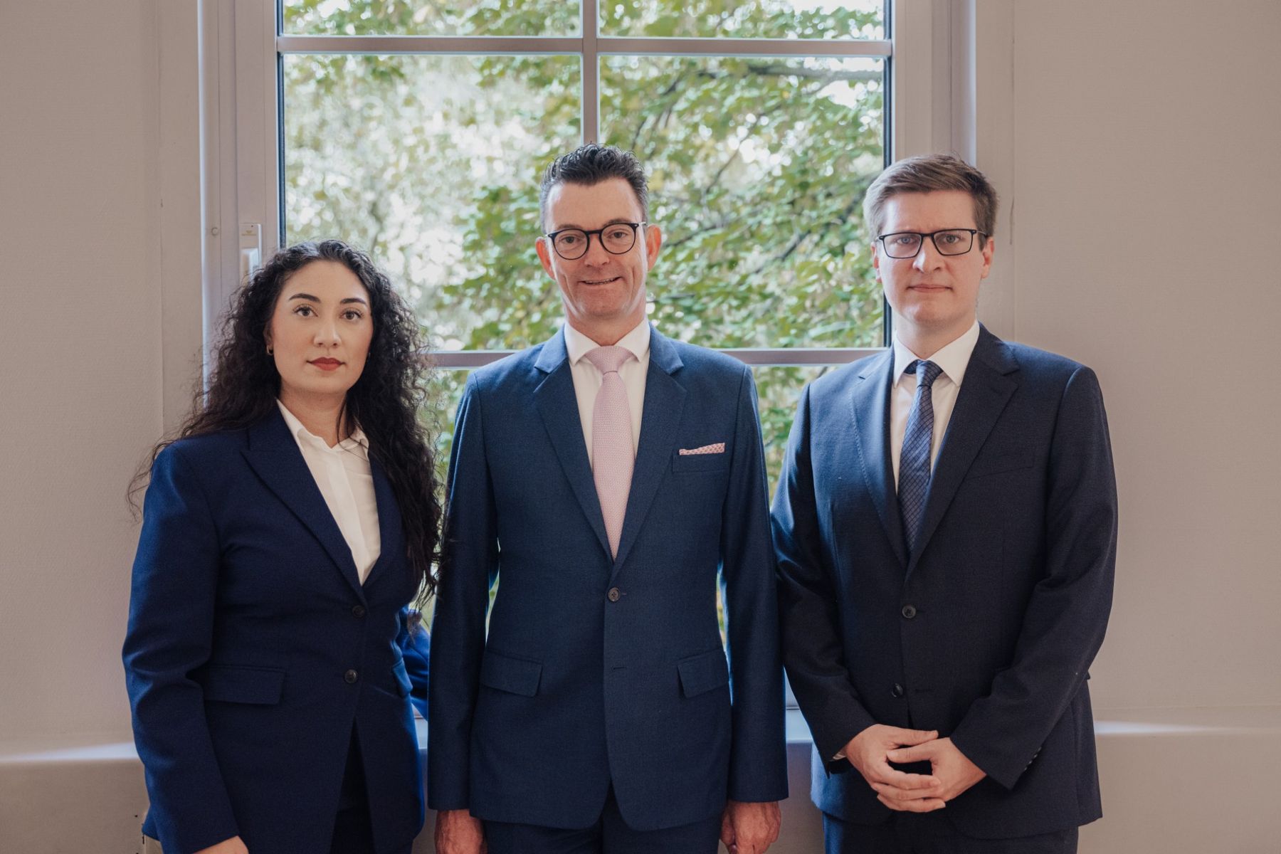 Die Anwälte der Kanzlei: Fatma Kurt, Torsten Thiel und Nikolaus Straaten (von links)